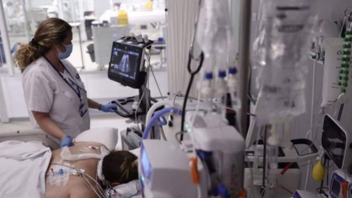 Una enfermera realiza una ecografía a una paciente en la UCI de un hospital en Madrid