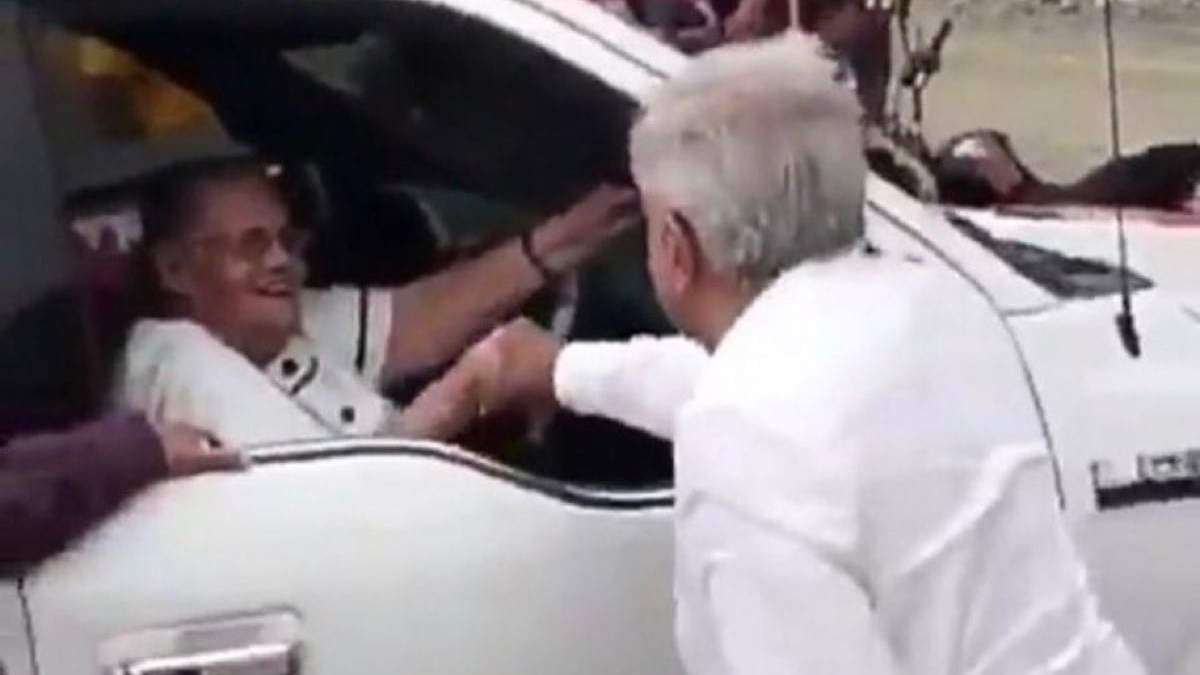 López Obrador saluda a Consuelo Loera, madre de "El Chapo"