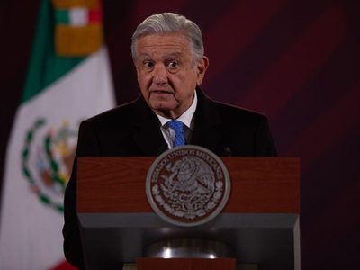 "Son más conservadores que Claudio X. González": así respondió AMLO al reclamo de grupo de izquierda