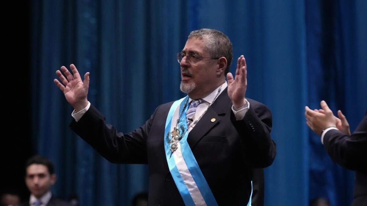 El nuevo presidente de Guatemala, Bernardo Arévalo, se dirige a los asistentes tras recibir la banda presidencial en su ceremonia de juramento en Ciudad de Guatemala, en los primeros minutos del lunes