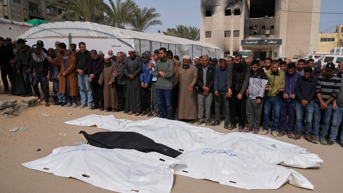 Palestinos rezan sobre los cuerpos de algunas de las 15 personas, incluidos 5 niños y 5 mujeres, que murieron en dos ataques aéreos israelíes, durante su funeral en Jan Yuns, en el sur de la Franja de Gaza, el domingo 6 de abril de 2025