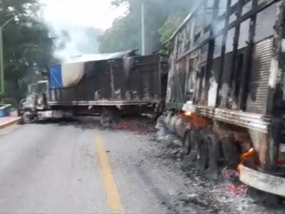 Grupos del crimen organizado incendian camiones de carga en Chiapas