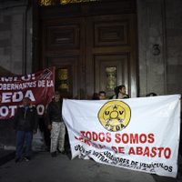 Locatarios de la Central de Abasto bloquean accesos a Palacio; 'No sean groseros”, les dice AMLO