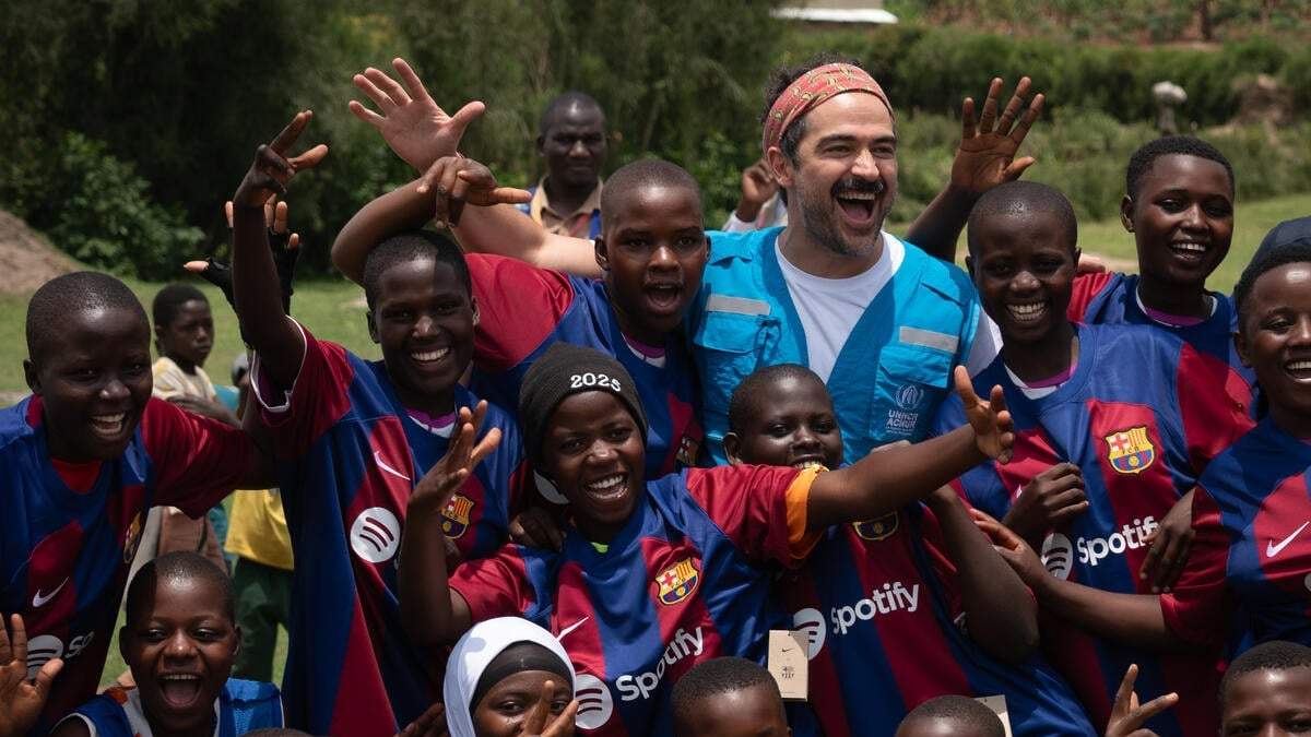 El embajador de buena voluntad de ACNUR, Alfonso Herrera, y la Fundación FC Barcelona visitan los asentamientos de refugiados de Nakivale y Oruchinga en Uganda para destacar el poder del deporte para los refugiados