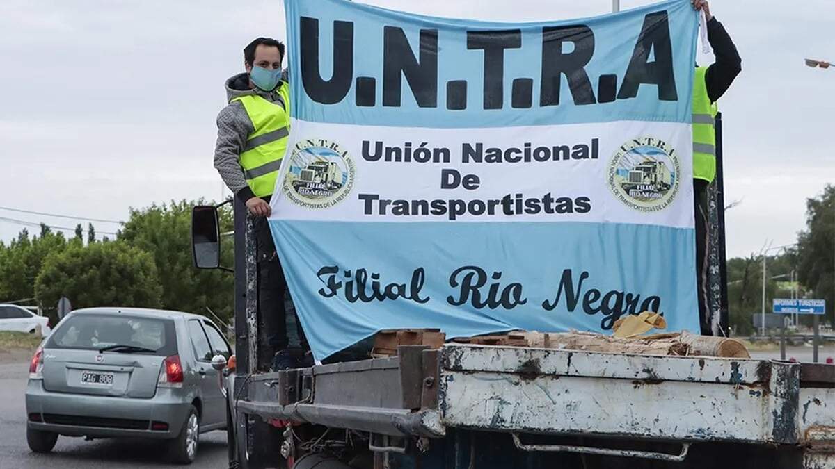 Los transportistas se instalaron en las rutas y el tránsito en los puentes es por una sola mano. Fuente: (Twitter).