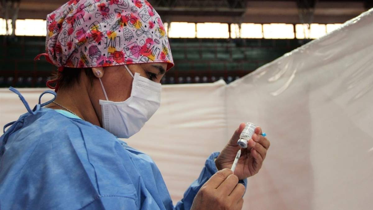 Enfermera alista una vacuna contra el coronavirus. Fuente: (Twitter)