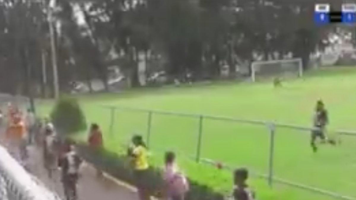 Jugadores y asistentes al partido de futbol abandonaron el deportivo después del tiroteo, según se vio en un video