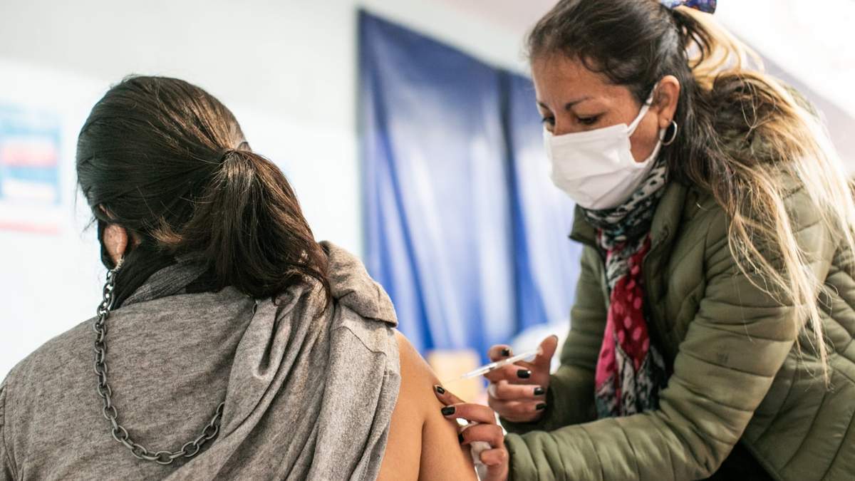 El 90 % de los neuquinos mayores de 18 años ya recibieron su primera dosis. Fuente: (Twitter)