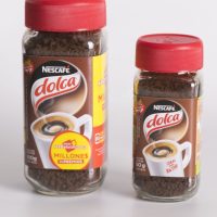 Si se terminó el café instantáneo, no tires el frasco: creá este fabuloso jarrón para tus flores y sin gastar de más