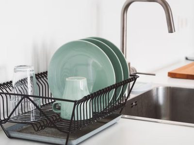 Sin fregar y en minutos: el truco para dejar tu viejo escurridor de platos libre de moho y sarro
