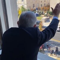 Así saludó AMLO a los migrantes mexicanos en Washington (Video)