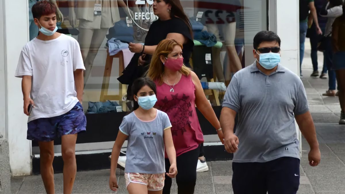 Algunas personas aún utilizan el barbijo al aire libre para cuidarse del coronavirus. Fuente: (Twitter)