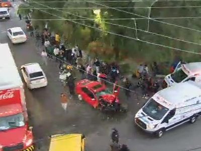 Microbús cae a un barranco en Naucalpan tras chocar con dos autos; hay tres muertos y 35 lesionados
