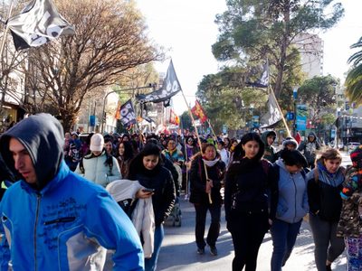 Movilizaron en Neuquén capital por la muerte de Facundo Molares en el Obelisco tras una represión