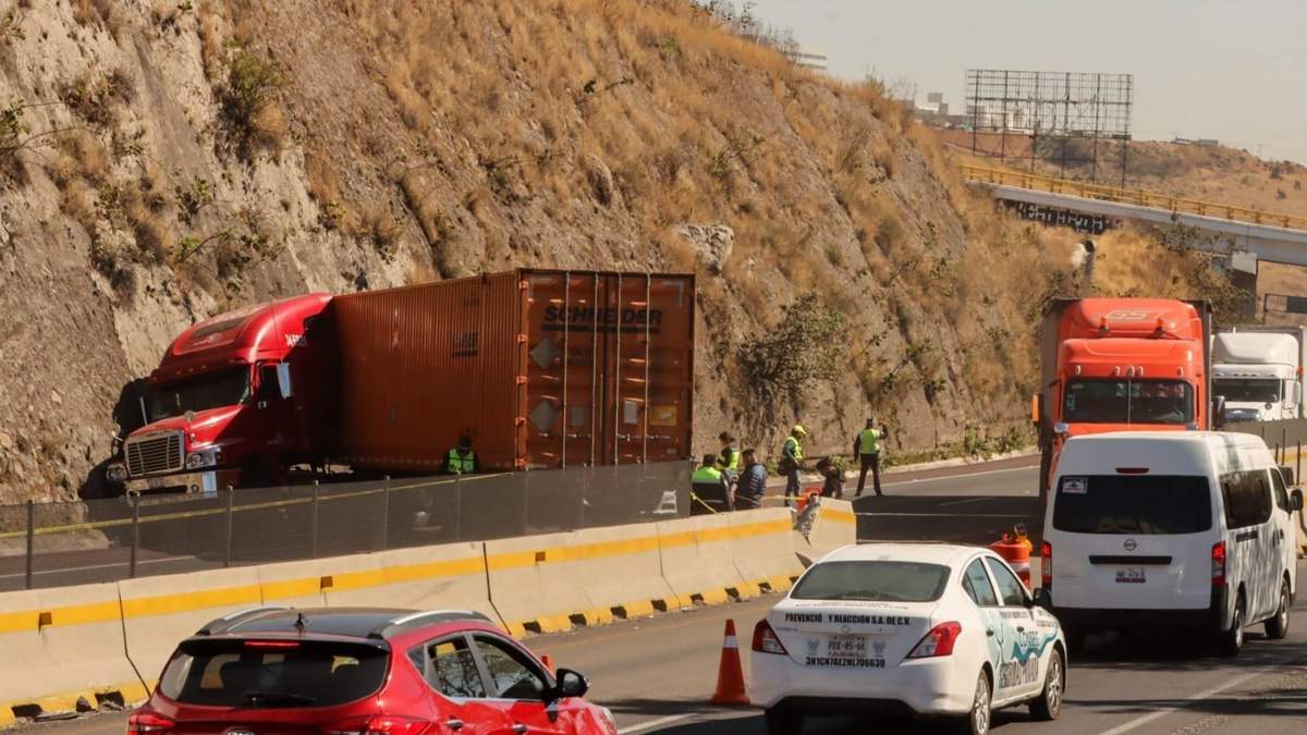 Un trailero fue asesinado durante un intento de asalto, en la autopista Chamapa-Lechería, a la altura del kilómetro 19, con dirección a Toluca