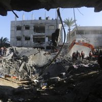 Israel bombardea el sur de Gaza y asalta un hospital