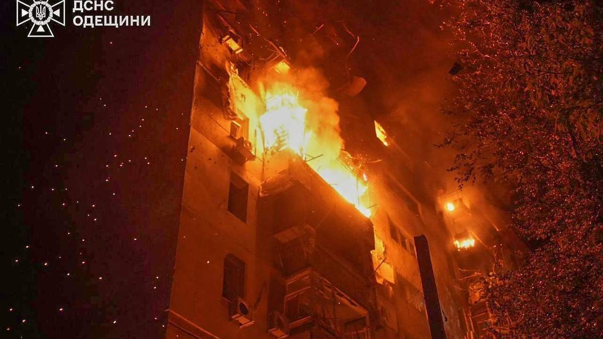 Un edificio residencial en llamas tras un ataque ruso en Odesa, Ucrania