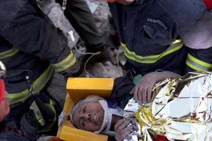 Rescates tras terremotos en Turquía