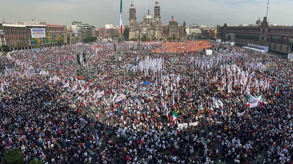 Miles de personas se reúnen en el Zócalo de la Ciudad de México con motivo de los siete años de gobierno federal morenista