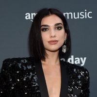 Dua Lipa sorprendió a todos con un look noventoso. ¿Lo pondrá de moda?