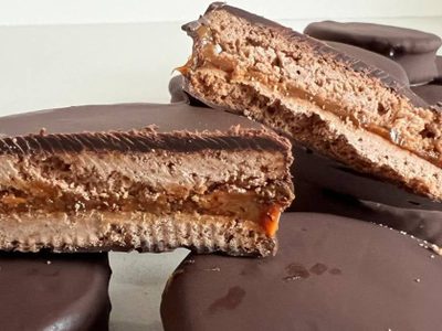 Con solo 2 ingredientes: prepará este delicioso alfajor de chocolate y poné la pava para disfrutarlo con mate