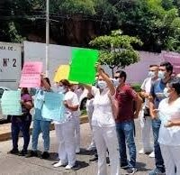 Protestan trabajadores de Hospital del ISSSTE en Pachuca por falta de pagos; policía los repliega