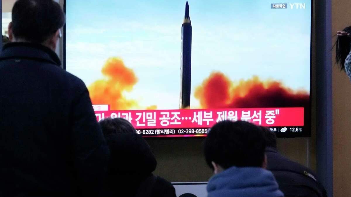 Una pantalla muestra una imagen de archivo de un lanzamiento de misil de Corea del Norte durante un programa de noticias en la estación de tren de Seúl, Corea del Sur