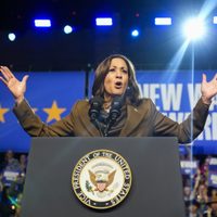 Harris se burla de Trump en evento de recaudación de fondos en Los Ángeles repleto de celebridades