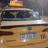 Atacaron a golpes a un taxista en una toma de Neuquén y le destruyeron todos los vidrios