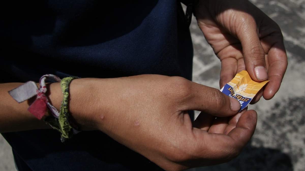 Un consumidor de piedra o crack prepara su dosis