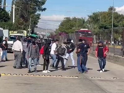 Con palos y machetes, habitantes de la Sierra Sur tomaron oficinas gubernamentales
