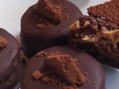 El alfajor del momento: la receta del alfajor de chocotorta que podés guardar mucho tiempo fuera de la heladera