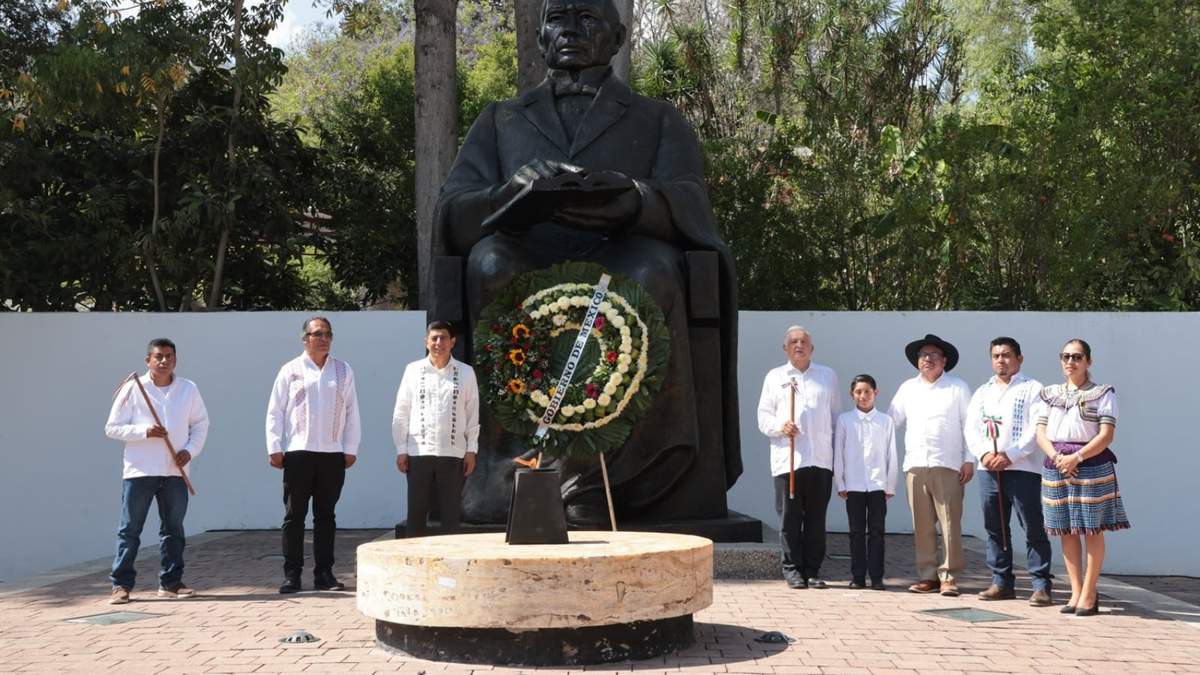 El presidente en el monumento de Benito Juárez