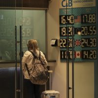 Peso gana tras recorte de calificación crediticia a EU por parte de Moody’s