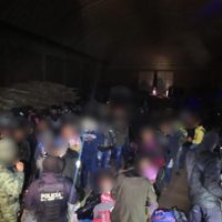 En una bodega fueron encontrados 225 migrantes en el Edomex