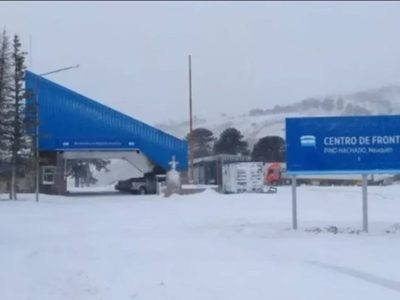 Las intensas nevadas en Neuquén complicaron las rutas y obligaron a cerrar los pasos fronterizos