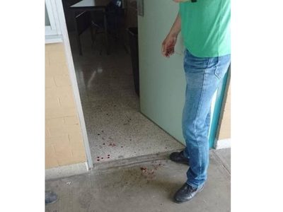 Alumno del CCH Naucalpan apuñala en el brazo y cuello a profesor