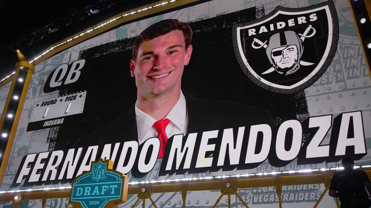 El QB de Indiana, Fernando Mendoza, tras ser elegido por los Raiders de Las Vegas con la primera selección global durante la primera ronda del draft de la NFL