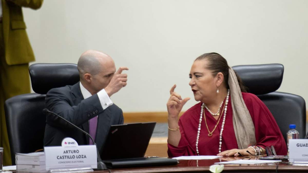 Arturo Castillo y la consejera presidenta Guadalupe Taddei, en la sesión del Consejo General del INE