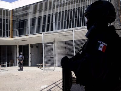 FGR solicita vincular a proceso a 16 personas por contratos de penales privados