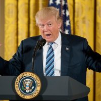 Presentan demanda contra Trump por violar la Constitución de EU