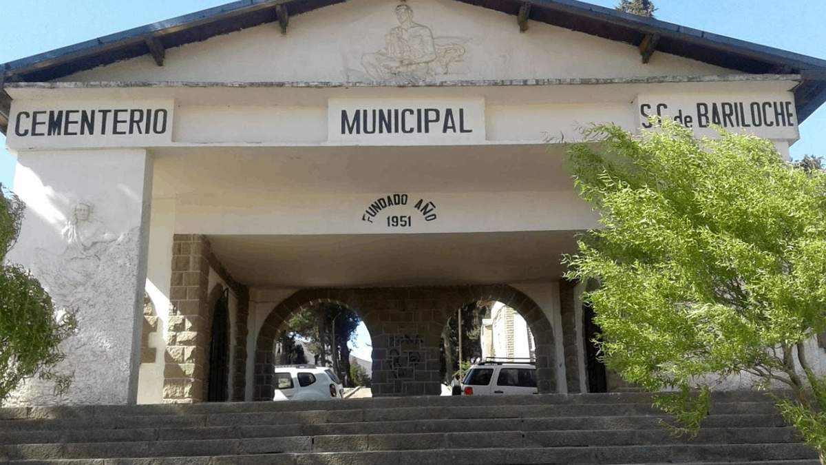 Ingreso al cementerio municipal de San Carlos de Bariloche. Fuente: (Twitter)