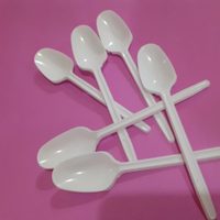 Con solo cucharitas plásticas: creá este hermoso portavelas con un toque de brillo y glamur