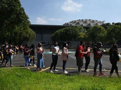 Jóvenes saturan centros de vacunación del Palacio de los Deportes y la Biblioteca Vasconcelos