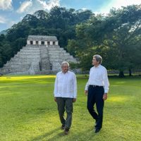 AMLO explica a Kerry sus planes para la energía renovable en México