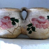 Si heredaste figuras de cerámica de tu abuela, estás de suerte: usalas en la decoración porque están de moda