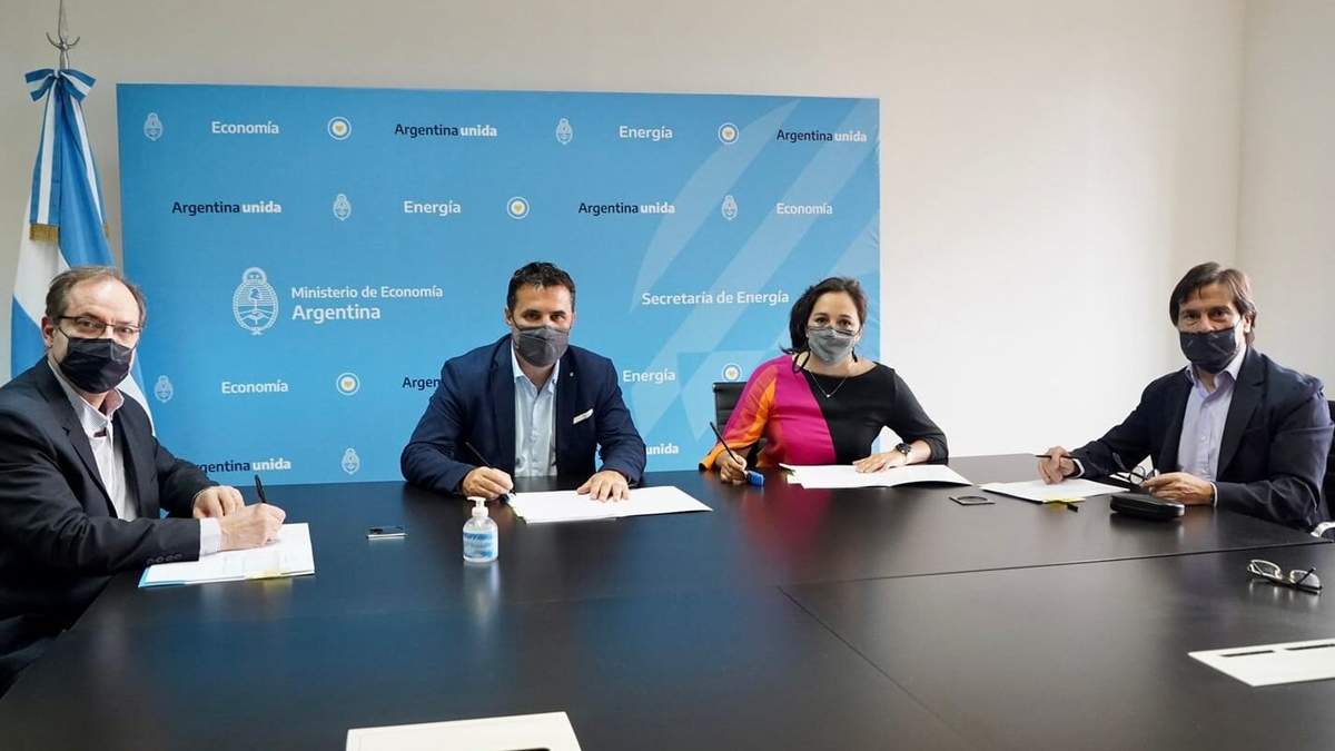 Darío Martínez, secretario de Energía, junto a autoridades de EDESAL. Fuente: (Twitter)