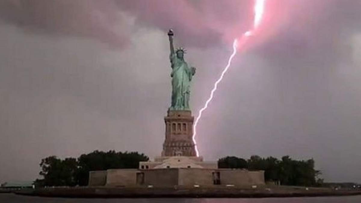 El símbolo de Nueva York alcanzado por un rayo. Fuente: (Twitter)