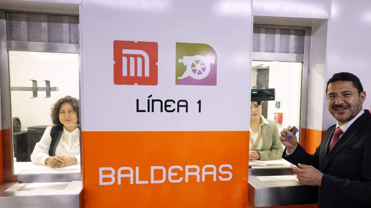 Martí Batres en la estación Balderas