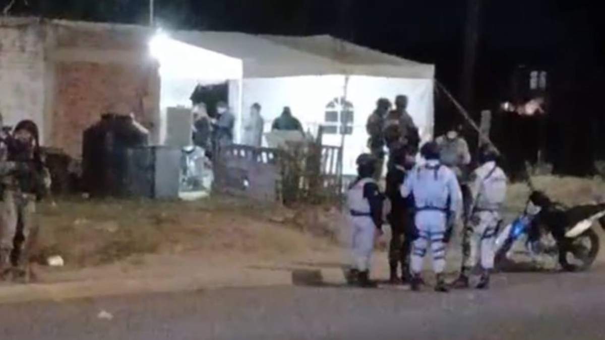 Hombres armados irrumpieron disparando; una persona fue asesinada y 12 más quedaron heridas en una casa de la colonia Hacienda de la Virgen, Irapuato
